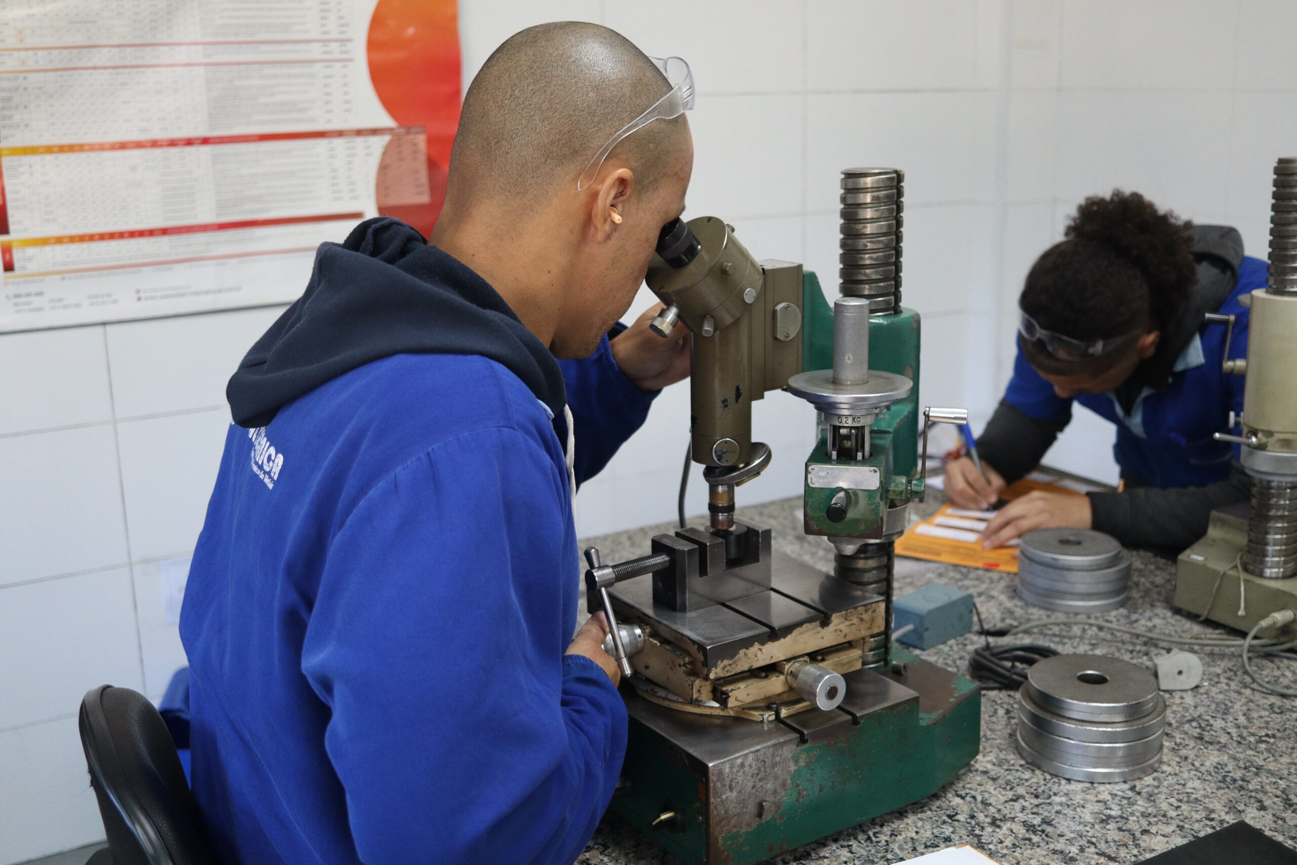 A importância da metalografia no controle de qualidade automotivo.